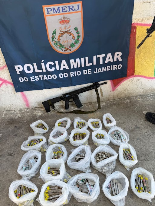 21º BPM apreendeu fuzil e drogas na Comunidade Vila Ruth